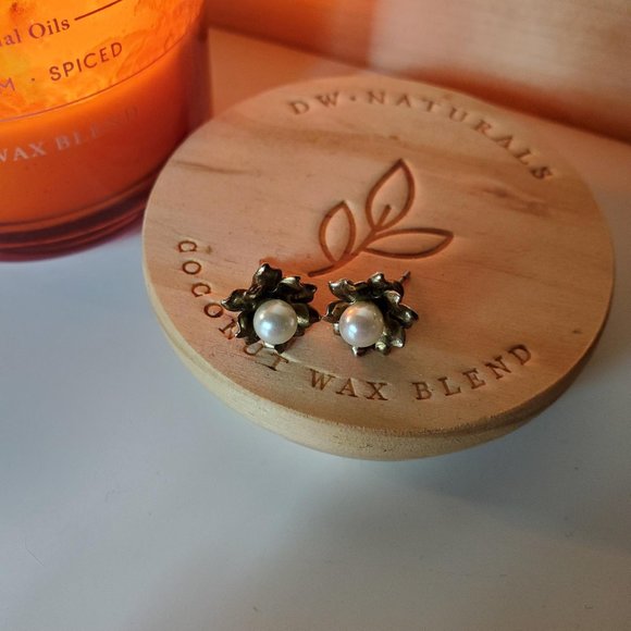 Vintage Floral Gold Tone Faux Pearl Classic Small Stud Earrings - Picture 6 of 9